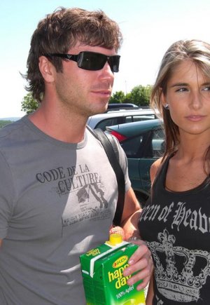 Худенькая девушка и ее парень находят уединенное местечко в лесу, чтобы потрахаться Фото 4