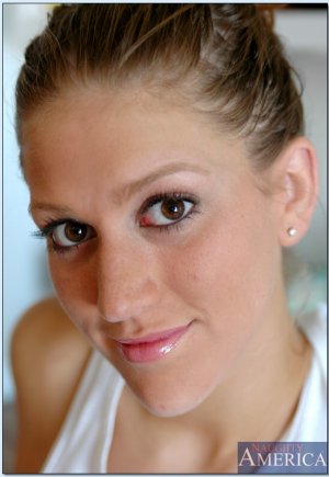 Сисястая юная крошка Ева Лоуренс раздевается и ласкает бритую щель картинка 1