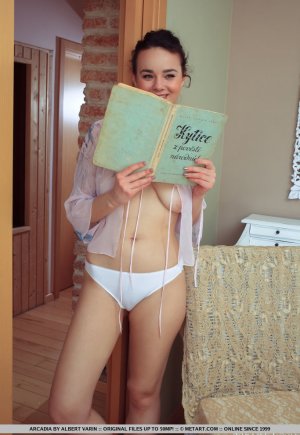 Молодая брюнетка Аркадия показывает свои большие сиськи и красивую киску в обнаженном виде Фото 1