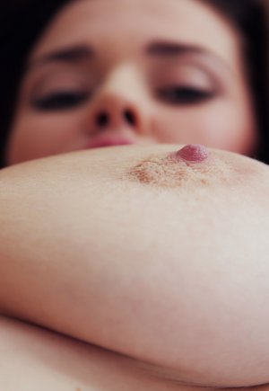 У красавицы Ша Ризель есть пара массивных кувшинов, и она любит их демонстрировать Фото 10