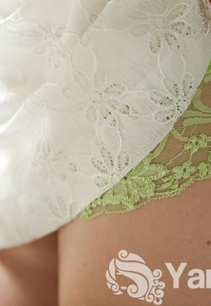 Любительская модель Офелия Роуз трет свою киску после того, как обнажила свою упругую грудь Фото 3