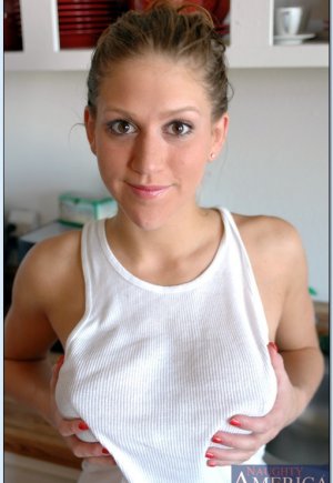 Сисястая юная крошка Ева Лоуренс раздевается и ласкает бритую щель картинка 2