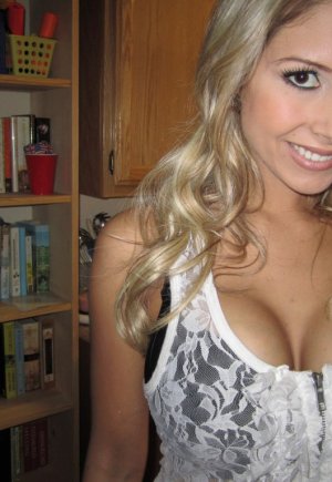 Резвая белокурая подружка Натали Вегас снимает с себя одежду в откровенном домашнем сериале Фото 2